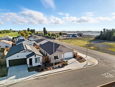 599 Sandtrap Ln, Lemoore, CA 93245 - photo 4