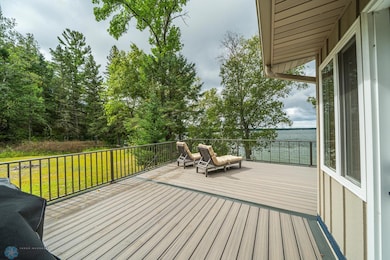 Wrap-around deck (720 sq ft)
