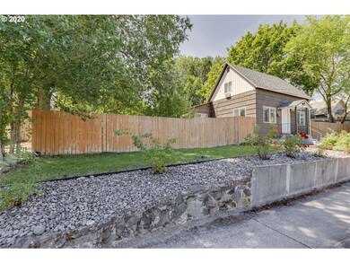 810 E 13th St, the Dalles, OR 97058 - photo 2