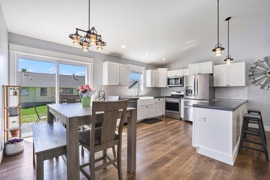 Dining & Kitchen