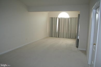 25267 Nesting Square, Chantilly, VA 20152 - photo 2