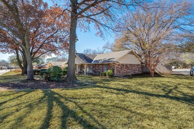 17 Lincolnshire Cir, Bedford, TX 76021 - photo 2