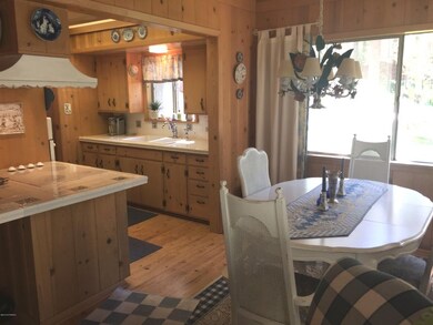4 - 9725 Kitchen Dining