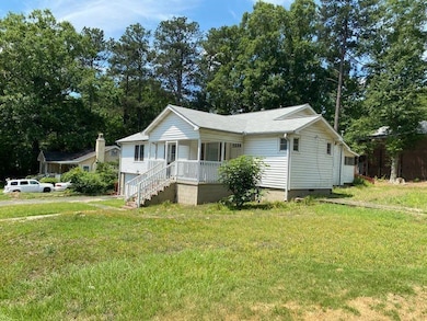 View of front of home featuring a front yard and a