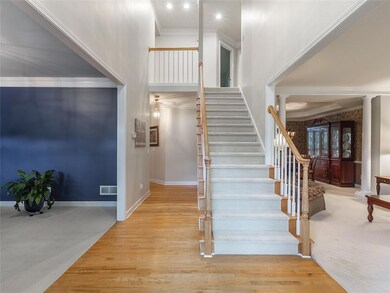 Stairway with decorative columns, a high ceiling, 