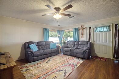 1402 Smith St, Waller, TX 77484 - photo 6