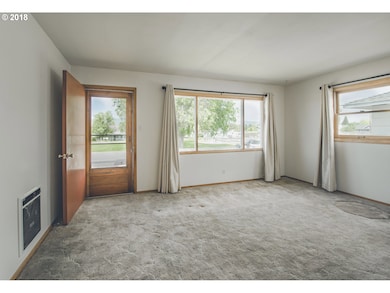 1304 E 14th St, the Dalles, OR 97058 - photo 2