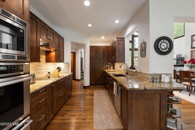 560_arrowhead_dr_e_interior_kitchen