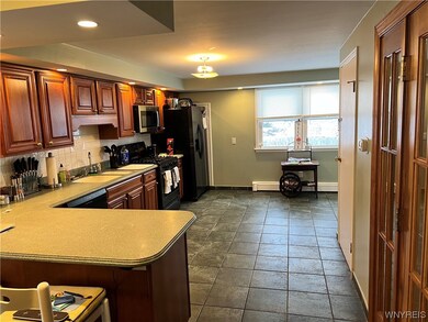 Owners unit. Beautiful eat in Kitchen