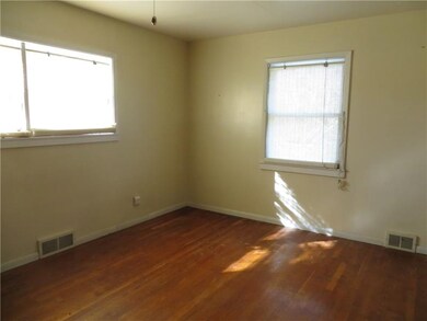 Master Bedroom w/Ceiling Fan.