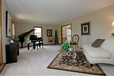 643 W Surrey Ln, Algonquin, IL 60102 - photo 2