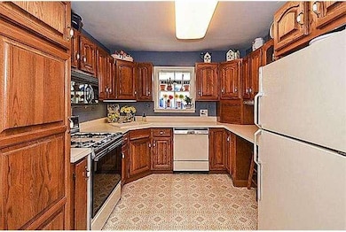 633 Clay Dr, Conshohocken, PA 19428 - photo 6