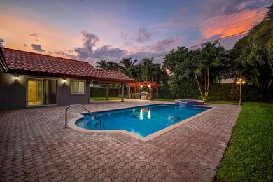 Beautiful Pool/Patio & Lg Yard
