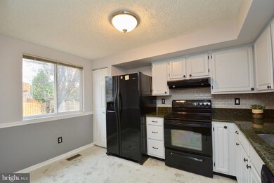 6310 Lightburn Ct, Centreville, VA 20121 - photo 5