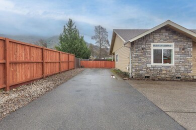 931 NE 10th St, Grants Pass, OR 97526 - photo 3