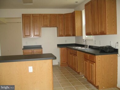 8610 Chestnut Ridge Dr, Laurel, MD 20707 - photo 5