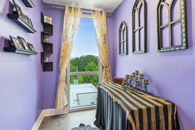 Spacious nook off the living room