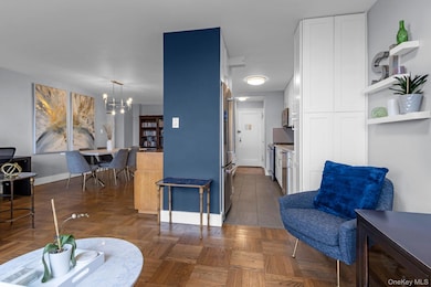 Briar Oaks unit 1208, Bronx, NY 10471 - photo 6