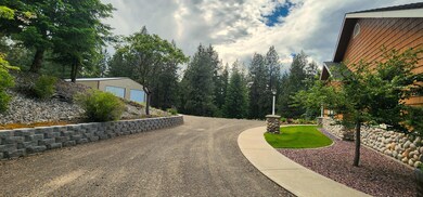 Driveway to front of house