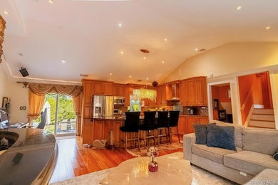 16 Tudor Rd, Hicksville, NY 11801 - photo 3