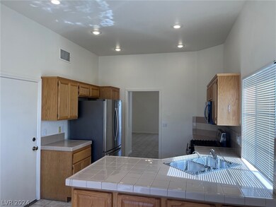 10050 Yellow Canary Ave, Las Vegas, NV 89117 - photo 6