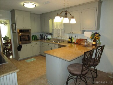 Kitchen w/bar