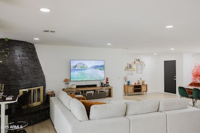 Living room w/fire place