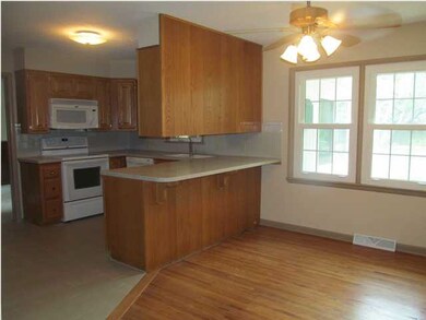 Note breakfast bar between kitchen and eating spac