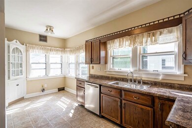 1123 E High St, Davenport, IA 52803 - photo 5