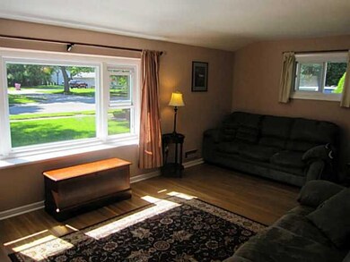 Living Room. Large Area in Front of the House. Ter