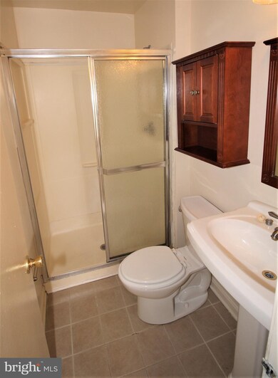 2278 Anvil Ln, Temple Hills, MD 20748 - photo 4