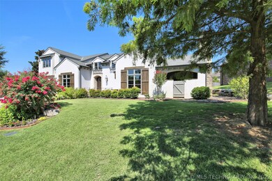 Find mature trees and access to a private courtyar