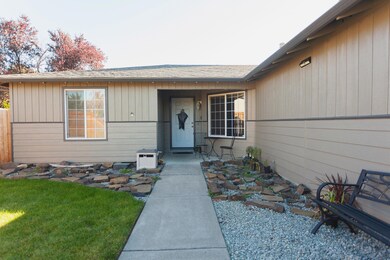 104 Shadowwood Ct, Central Point, OR 97502 - photo 2