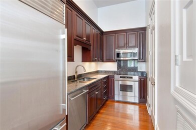 Fantastic kitchen with high-end appliances (sub-ze