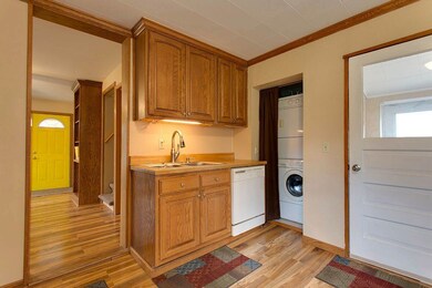 724 W 3 St, Cedar Falls, IA 50613 - photo 4