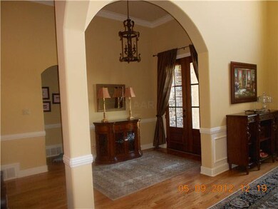 Beautiful arches, tall ceilings, hardwood