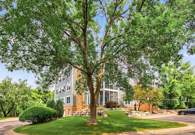 3020 Saint Albans Mill Rd unit 303, Minnetonka, MN 55305 - photo 3