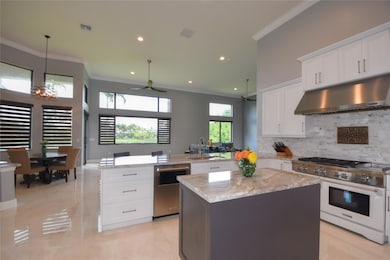 KITCHEN WITH GAS