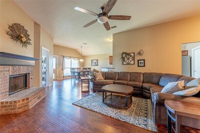 3410 Columbus St, Gainesville, TX 76240 - photo 4