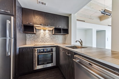This kitchen is ideal for cooking, entertaining an