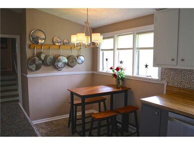 Cafeteria/Kitchen. Eat In Kitchen