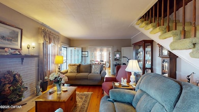 935-Burrus-Rd-Living