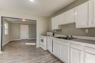 2. 23826 Columbus Ave, Warren, MI Kitche