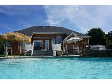 Deluxe Heated Salt water pool!! W/ Large Hot tub! 