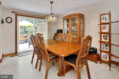 8114 Parkdale Ct, Springfield, VA 22153 - photo 4