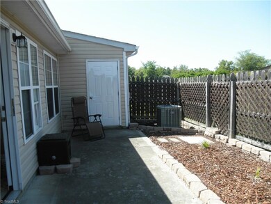 202 Oakmont Cir, High Point, NC 27263 - photo 5