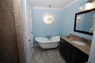 Clawfoot tub