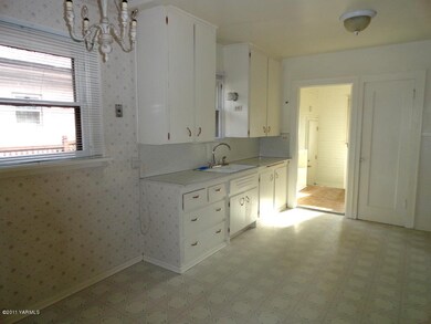 Breakfast Area & Kitchen