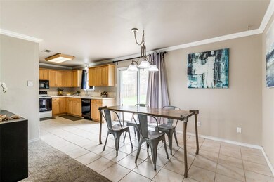 208 Myrtle Dr, Hurst, TX 76053 - photo 4