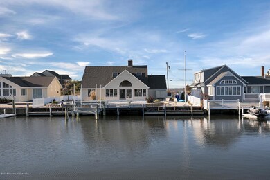 208 Curtis Point Dr-large-003-24-4M3A391